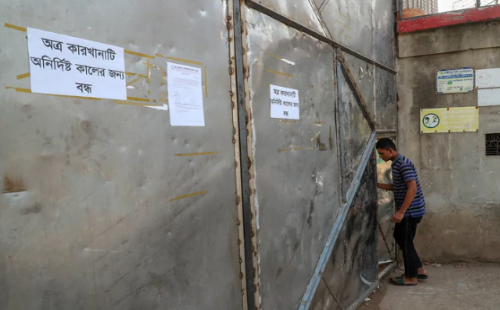 বিভিন্ন কারখানার ফটকে টাঙানো হয়েছে কারখানা বন্ধের নোটিশ। সকাল নয়টায় গাজীপুরে