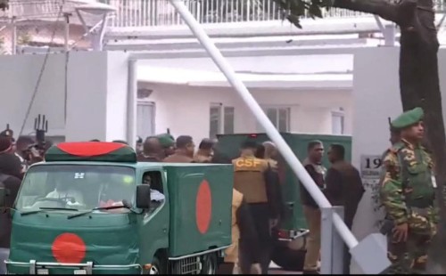 জাতীয় পতাকায় মোড়ানো লাশবাহী গাড়িতে ফিরোজায় খালেদা জিয়ার লাশ